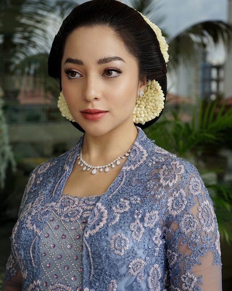 Penampilan Nikita Willy saat mendampingi sang adik di hari bahagia pernikahannya jadi sorotan. Yuk intip!