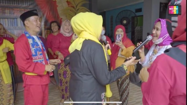 Jadi sarjana, adik Ayu Ting Ting diarak keliling kampung pakai tanjidor oleh keluarganya. Yuk intip momennya!