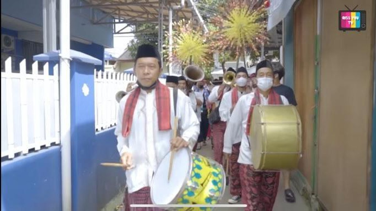 Jadi sarjana&comma; adik Ayu Ting Ting diarak keliling kampung pakai tanjidor oleh keluarganya&period; Yuk intip momennya&excl;