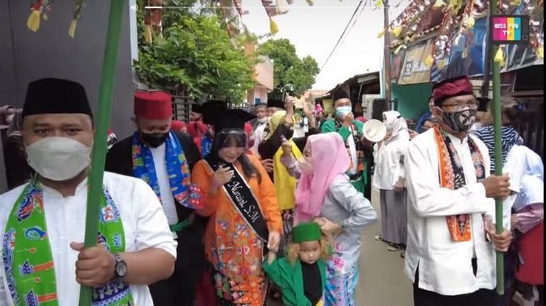 Jadi sarjana, adik Ayu Ting Ting diarak keliling kampung pakai tanjidor oleh keluarganya. Yuk intip momennya!
