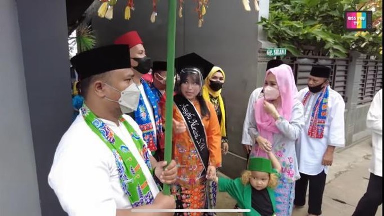 Jadi sarjana, adik Ayu Ting Ting diarak keliling kampung pakai tanjidor oleh keluarganya. Yuk intip momennya!
