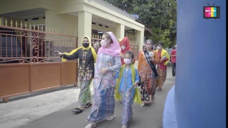 8 Momen Kocak Adik Ayu Ting Ting Diarak Keliling Kampung Pakai Tanjidor Jadi sarjana, adik Ayu Ting Ting diarak keliling kampung pakai tanjidor oleh keluarganya. Yuk intip momennya!