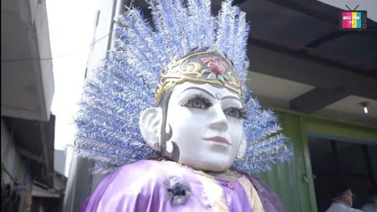 Jadi sarjana, adik Ayu Ting Ting diarak keliling kampung pakai tanjidor oleh keluarganya. Yuk intip momennya!