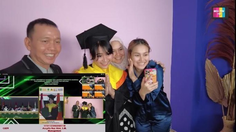 8 Momen Kocak Adik Ayu Ting Ting Diarak Keliling Kampung Pakai Tanjidor Jadi sarjana, adik Ayu Ting Ting diarak keliling kampung pakai tanjidor oleh keluarganya. Yuk intip momennya!