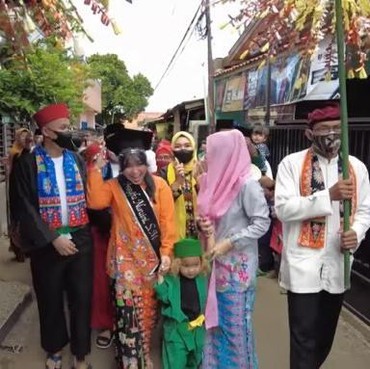 9 Momen Kocak Adik Ayu Ting Ting Diarak Keliling Kampung Pakai Tanjidor