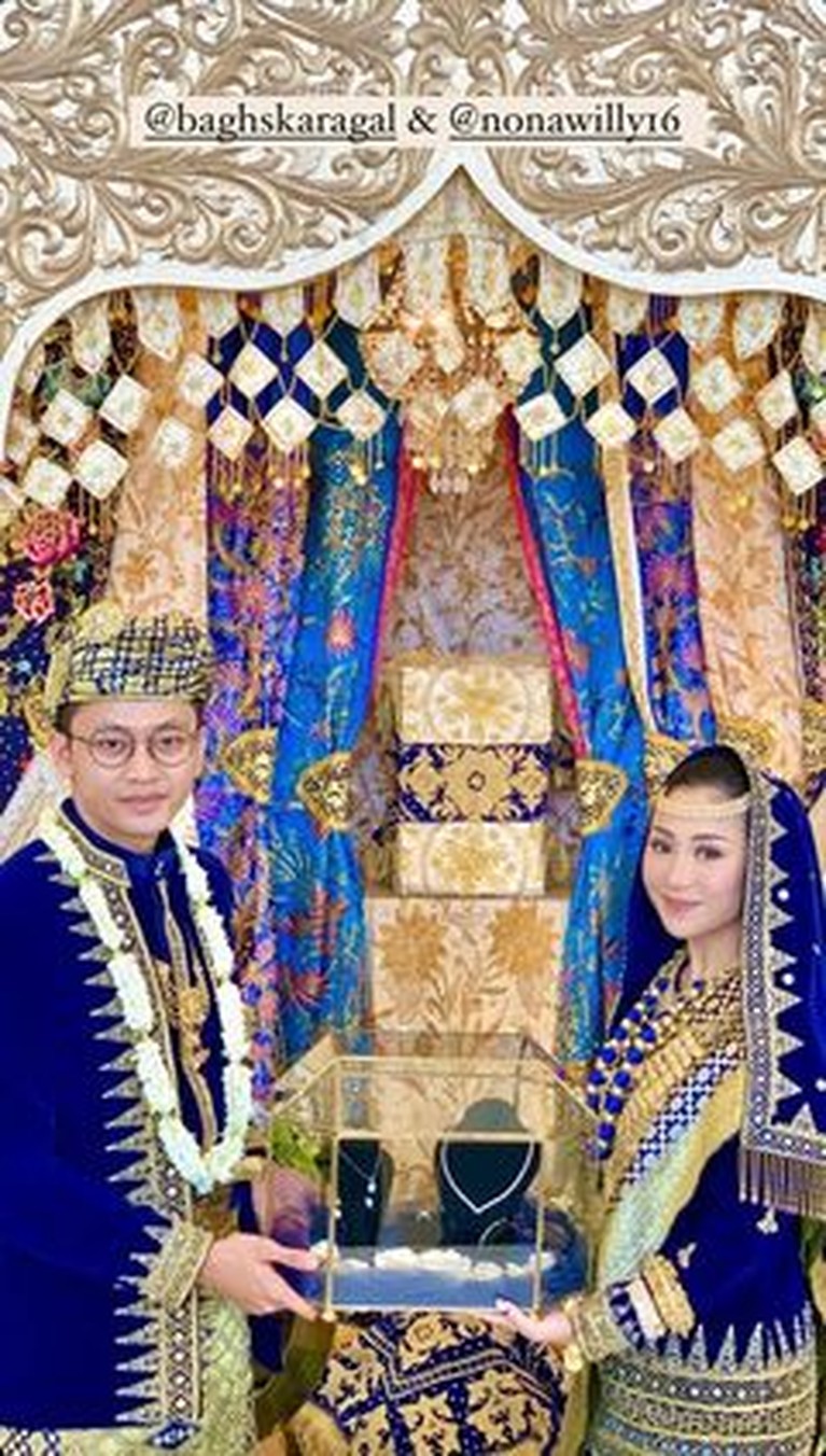 Winona Willy atau akrab disapa Nona tengah berbahagia atas pernikahannya dengan sang kekasih. Yuk intip momen pernikahannya!