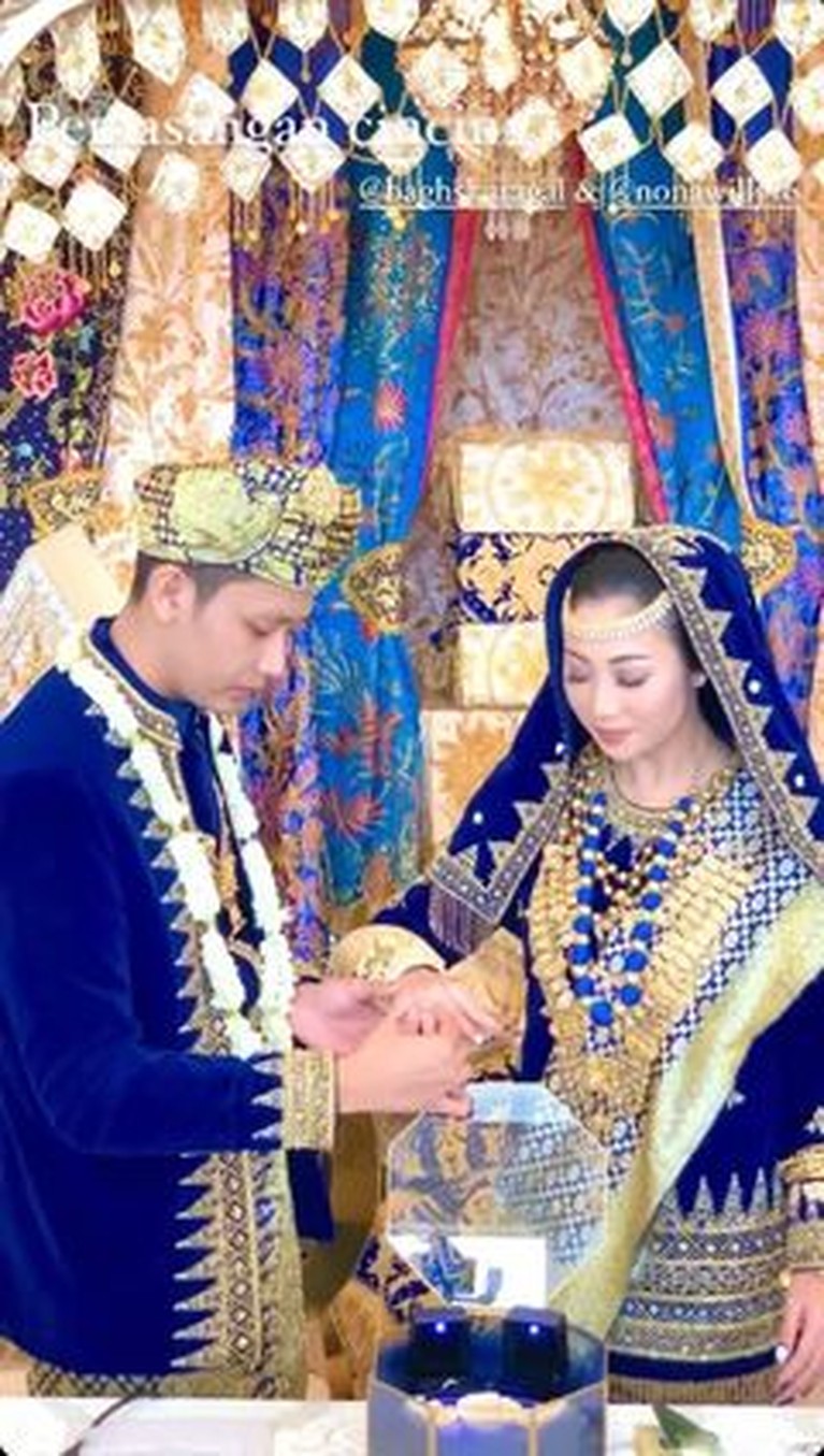 9 Momen Pernikahan Winona Willy Adik Nikita Willy Didampingi Sang Kakak Winona Willy atau akrab disapa Nona tengah berbahagia atas pernikahannya dengan sang kekasih. Yuk intip momen pernikahannya!