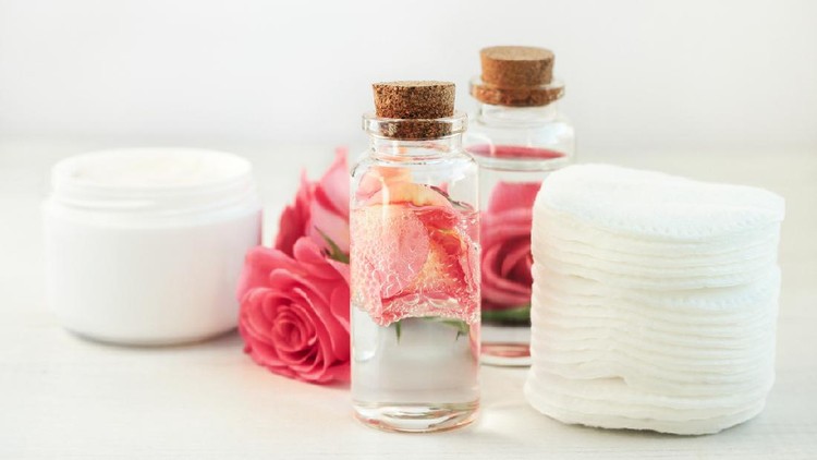 air mawar Glass bottle with attar bubbles and rose petals, cotton pads. Healing homemade skincare moisture toni