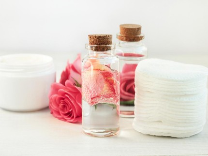 9 Manfaat Air Mawar sebagai Skincare: Cegah Penuaan Dini dan Lembapkan Kulit