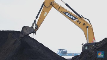 Aktivitas Bongkar Muat Batu Bara Pekerja membersihkan sisa-sisa batu bara yang berada di luar kapal tongkang pada saat bongkar muat di Pelabuhan Tanjung Priok, Jakarta, Senin (22/11/2021). Pemerintah Indonesia berambisi untuk mengurangi besar-besaran konsumsi batu bara di dalam negeri, bahkan tak mustahil bila meninggalkannya sama sekali. Hal ini tak lain demi mencapai target netral karbon pada 2060 atau lebih cepat, seperti yang dikampanyekan banyak negara di dunia. (CNBC Indonesia/ Tri Susilo)