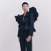 Menilik Tren Fashion Setelan Jas dari Koleksi Alexander McQueen Resort 2022