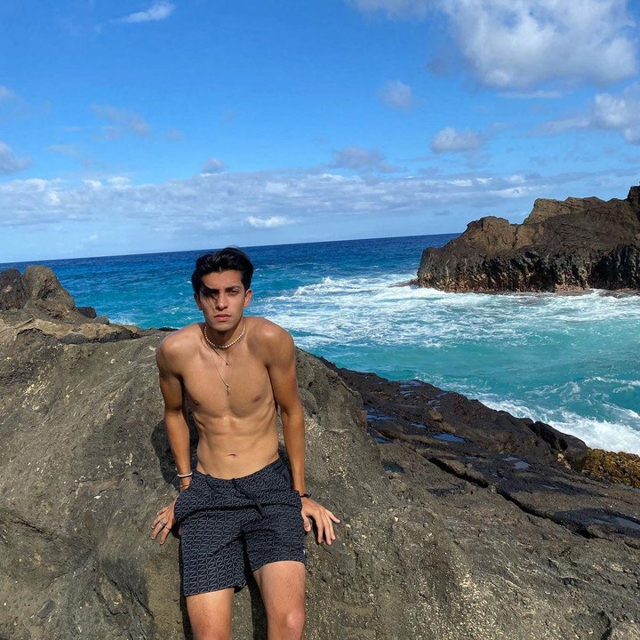 <p>Semakin besar, Albany Ray dipuji warganet makin keren dan tampan. Wajahnya pun sangat mirip dengan ibunda ya? (Foto: Instagram @albanyrayy)</p>
