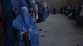 FOTO: Antrean Warga Afghanistan Terima Duit Bantuan PBB