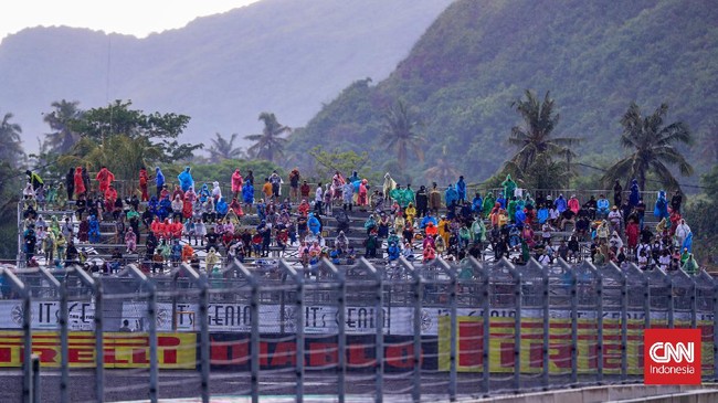 Penonton MotoGP Mandalika yang telah dua kali vaksin tak lagi diwajibkan melakukan tes PCR atau Antigen.