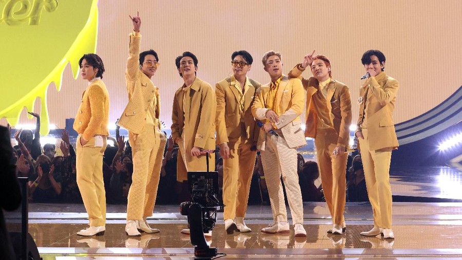 LOS ANGELES, CALIFORNIA - NOVEMBER 21: (L-R) Jimin, J-Hope, Jin, Jungkook, RM, Suga, and V of BTS perform onstage during the 2021 American Music Awards at Microsoft Theater on November 21, 2021 in Los Angeles, California. (Photo by Kevin Winter/Getty Images for MRC)