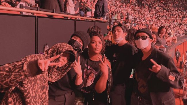 BTS Kisahkan Tukar Nomor Telepon dengan Lizzo di Konser Harry Styles