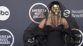 Cardi B Bertopeng Emas di AMA 2021, Mirip VIP 'Squid Game
