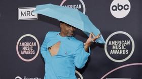 FOTO: Selebriti Berbusana Terburuk di American Music Awards 2021