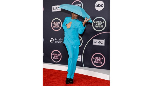 FOTO: Selebriti Berbusana Terburuk di American Music Awards 2021