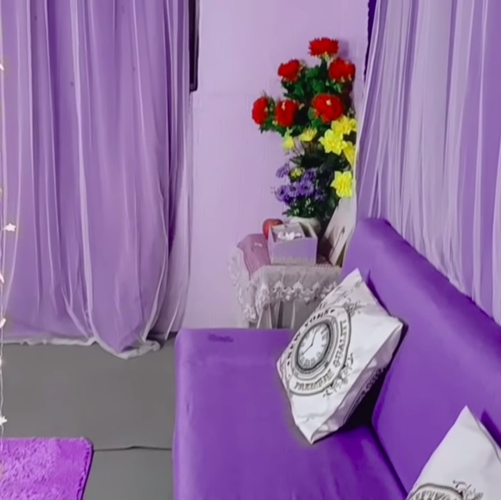 <p>Agar terlihat lebih menarik dan estetik, Tika dan Weixun juga menambahkan bunga plastik dan lampu tumbler ke dalam kamar, nih. (Foto: YouTube DAILY TIKA WEIXUN DI CHINA)</p>