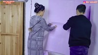 <p>Setelahnya, Weixun dan Tika memasang <em>wallpaper</em> di dinding kamar mereka. Wallpaper yang digunakan memiliki motif batu warna ungu muda. (Foto: YouTube DAILY TIKA WEIXUN DI CHINA)</p>