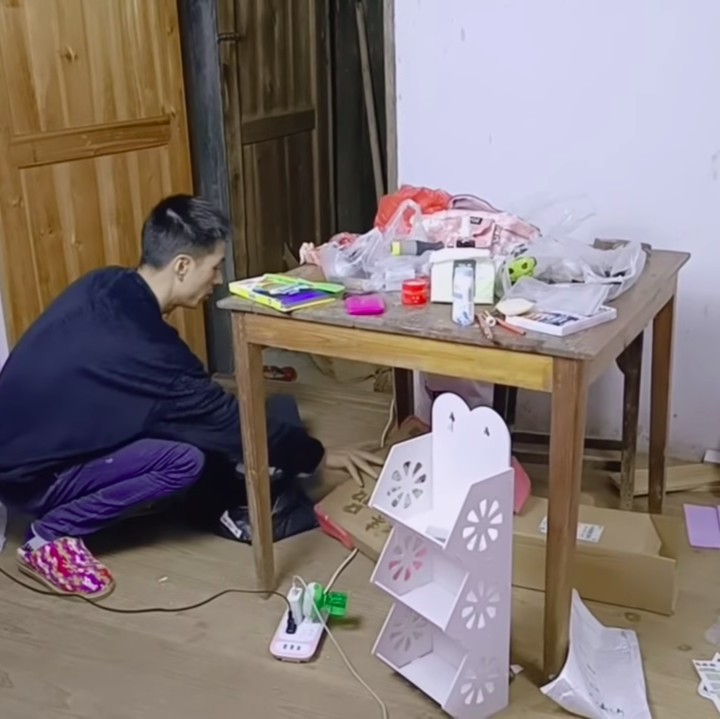 <p>Sebelum mendekorasi kamar, Tika dan Weixun membereskan terlebih dahulu kamar mereka yang berantakan, Bunda. Mereka pun membuang seluruh plastik dan kardus yang berserakan. (Foto: YouTube DAILY TIKA WEIXUN DI CHINA)</p>