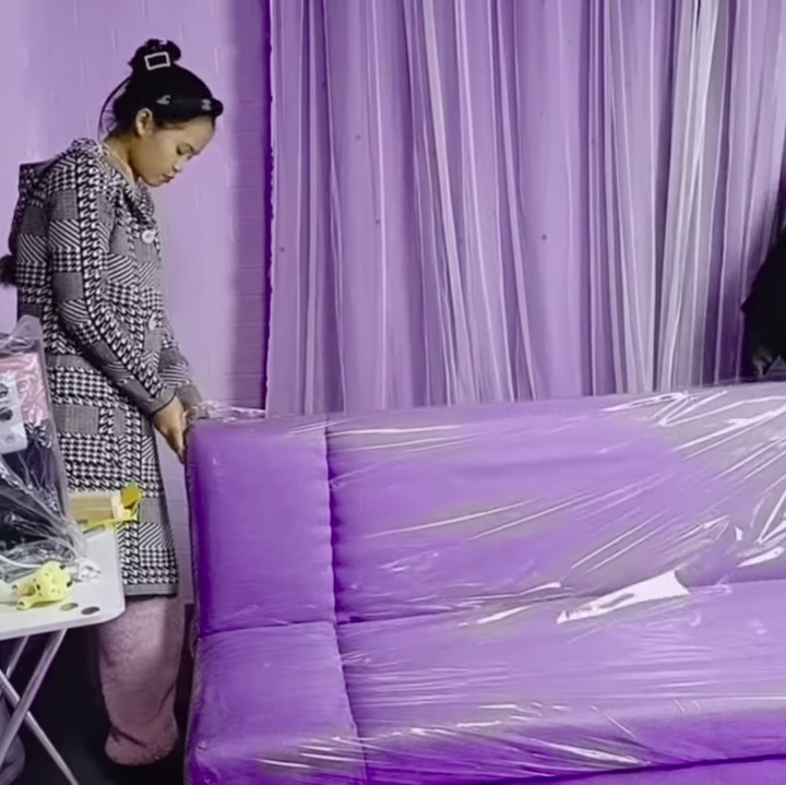 <p>Tika dan Weixun kemudian membuka sofa yang baru saja mereka beli, Bunda. Cantik banget ya, Bunda! (Foto: YouTube DAILY TIKA WEIXUN DI CHINA)</p>