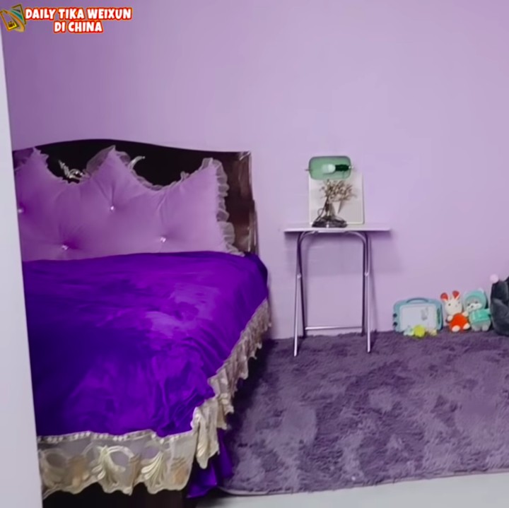 <p>Karpet dan tempat tidur Tika juga didominasi dengan warna ungu nih, Bunda. Menurut Tika, meski dekorasinya asal-asalan, namun kamar mereka sudah jauh lebih nyaman.  (Foto: YouTube DAILY TIKA WEIXUN DI CHINA)</p>
