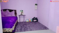 <p>Karpet dan tempat tidur Tika juga didominasi dengan warna ungu nih, Bunda. Menurut Tika, meski dekorasinya asal-asalan, namun kamar mereka sudah jauh lebih nyaman.  (Foto: YouTube DAILY TIKA WEIXUN DI CHINA)</p>