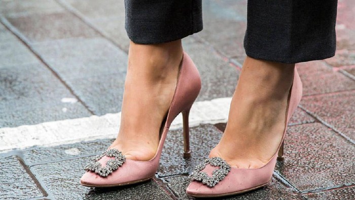 Label Manolo Blahnik Genap 50 Tahun, Ini Deretan Sepatu Paling Ikonisnya! Ada yang Jadi Termahal di Dunia