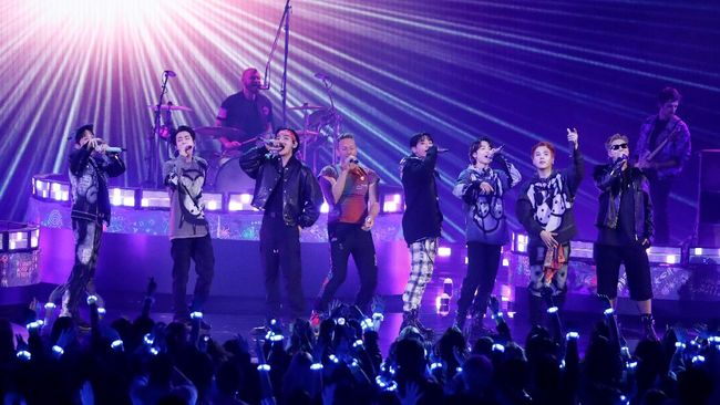 Chris Martin, vokalis Coldplay, masih takjub atas kolaborasi band-nya bersama BTS dengan single My Universe tahun lalu.