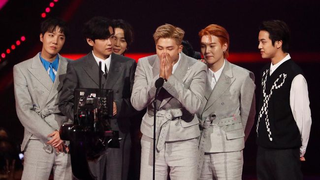 Dalam acara Melon Music Awards 2021, BTS membawa pulang lima penghargaan di MMA 2021, termasuk Song of the Year.