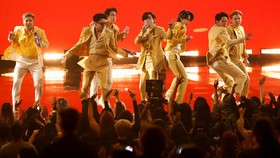 FOTO: Kemeriahan BTS Cetak Sejarah di AMA 2021