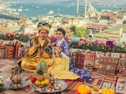 Kocak! Foto Liburan di Turki, Crazy Rich Malang Disebut Mirip Logo Mie Instan