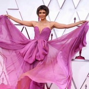 Awet Muda Seperti Umur 30 Tahunan, Simak Gaya Halle Berry yang Tetap Memesona di Usia 55 Tahun