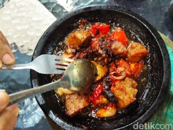 Hangat Mengepul! Bakso Cobek Bakar yang Cocok Disantap Saat Hujan