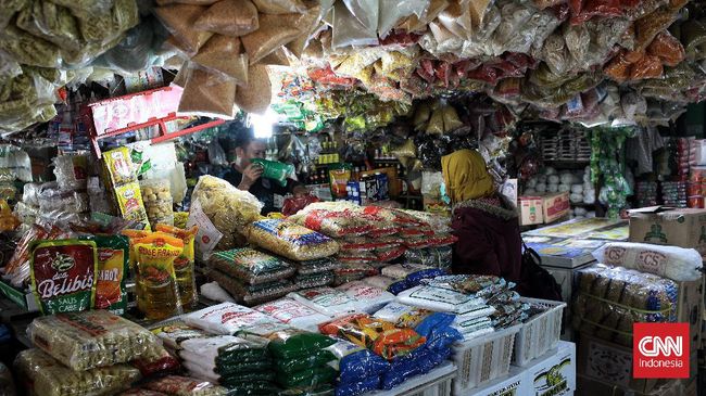Ekonom mengingatkan kenaikan sejumlah harga barang mulai dari pangan hingga elpiji dapat memicu inflasi dan PHK.