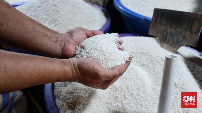 Harga beras melambung dalam sejak hampir dua bulan belakangan. Harganya pun sudah di atas Rp12 ribu semua.