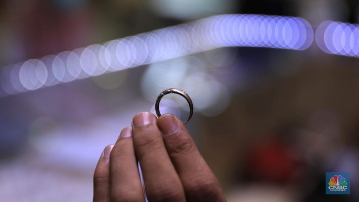 Petugas menunjukkan cincin perak di pasar mas Cikini, Senin, 22/11. Harga perak dunia turun pada perdagangan ini di tengah kebimbangan antara potensi inflasi yang lebih tinggi dan sikap The Fed yang menahan suku bunga. Harga perak di pasar spot tercatat US$ 15,0200/troy ons, turun 0,12% . Pantauan CNBC Indonesia di lokasi. Harga perak terpantau stabil Di toko Bukit Mas, harga perak dijual per-ring seharga Rp700 ribu. Di Toko Yossi berlian perak dijual per gram seharga Rp200 ribu.  (CNBC Indonesia/ Muhammad Sabki)