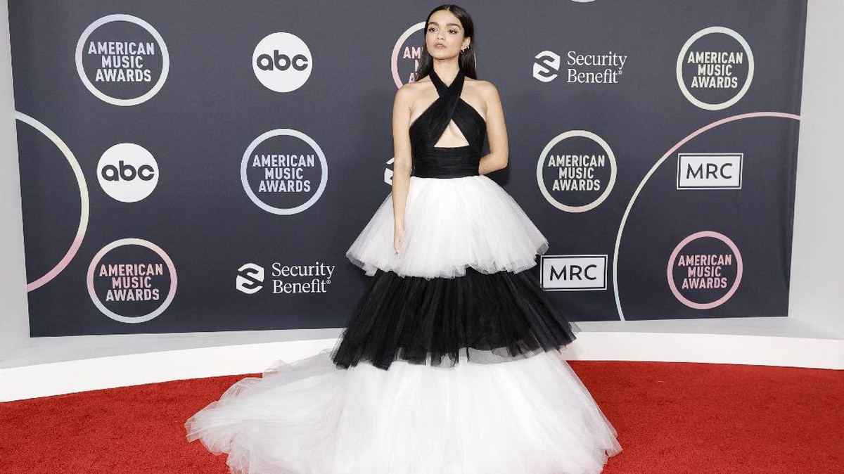 FOTO: Kala Busana Hitam Dominan di American Music Awards 2021