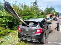 Detik-detik Mobil di Aceh Alami Kecelakaan-Ditembus Besi Pembatas Jalan