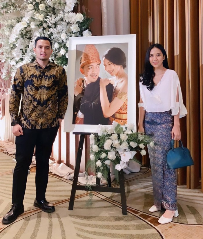 Last but not least, ketika menghadiri kondangan Tania bergaya feminin dengan memadukan blouse putih model lengan terbuka beserta kain lilit batik dan tas tangan biru laut. Bisa jadi inspirasi kamu untuk pergi ke kondangan nih, Beauties! (Foto: Instagram.com/taniawidjaya).