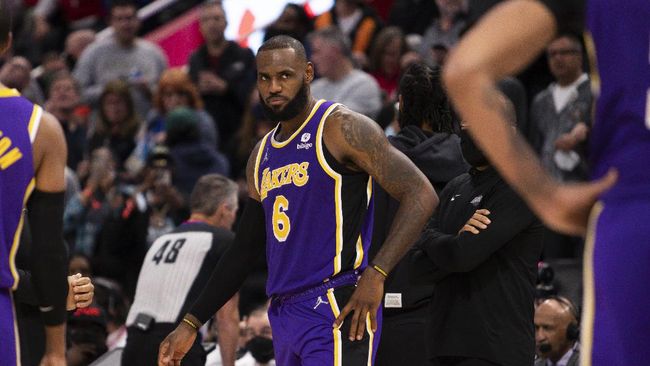 Sikut Lawan Sampai Berdarah, LeBron James Diusir di Pistons vs Lakers Bintang LA Lakers, LeBron James dikeluarkan oleh wasit karena menyikut lawan sampai berdarah pada laga kontra Detroit Pistons.