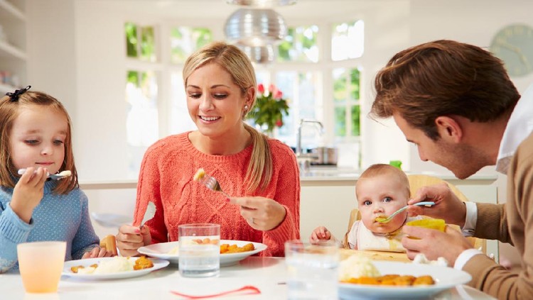 makan keluarga Makan bersama keluarga untuk diajarkan pada anak-anak