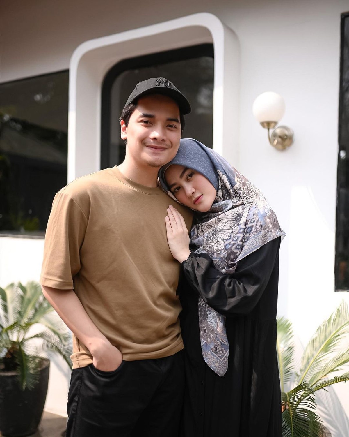 Pernikahan Alvin Faiz dan Henny Rahman sedang jadi sorotan usai isi chat percakapan mereka diduga selingkuh beredar&period; Yuk intip&excl;