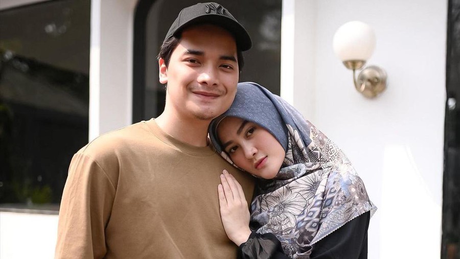 Pernikahan Alvin Faiz dan Henny Rahman sedang jadi sorotan usai isi chat percakapan mereka diduga selingkuh beredar. Yuk intip!
