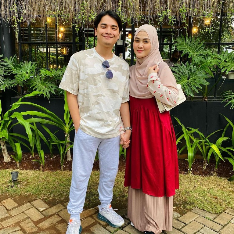 Manisnya Alvin Faiz & Henny, Dituding Skandal Sebelum Masa Iddah Selesai Pernikahan Alvin Faiz dan Henny Rahman sedang jadi sorotan usai isi chat percakapan mereka diduga selingkuh beredar. Yuk intip!