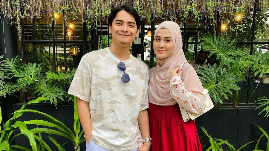Pernikahan Alvin Faiz dan Henny Rahman sedang jadi sorotan usai isi chat percakapan mereka diduga selingkuh beredar. Yuk intip!