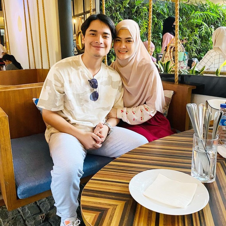 Manisnya Alvin Faiz & Henny, Dituding Skandal Sebelum Masa Iddah Selesai Pernikahan Alvin Faiz dan Henny Rahman sedang jadi sorotan usai isi chat percakapan mereka diduga selingkuh beredar. Yuk intip!