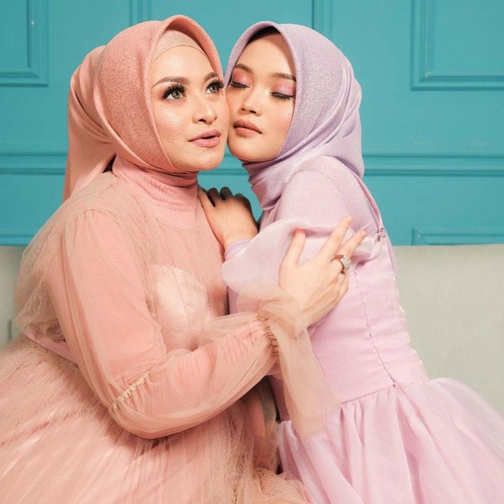 <p>Selain bersama sang suami, Nathalie juga melakukan sesi pemotretan bersama sang anak sambung, Putri Delina, lho. Putri sendiri terlihat mempesona dengan gaun warna <em>soft pink</em>. (Foto: Instagram: @nathalieholscher)</p>